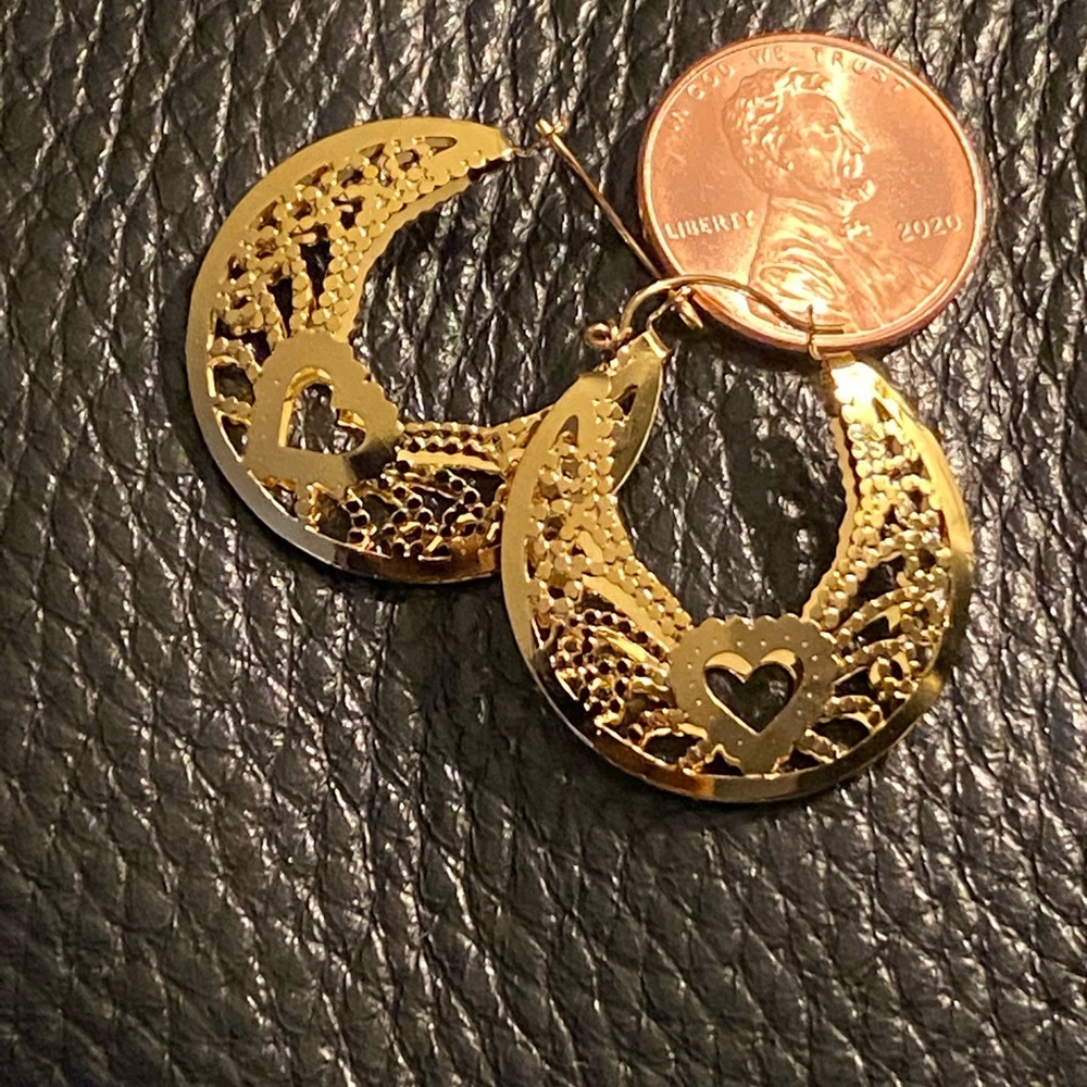 14K Yellow Gold Heart Hoop pierced Earrings - Picture 6 of 11